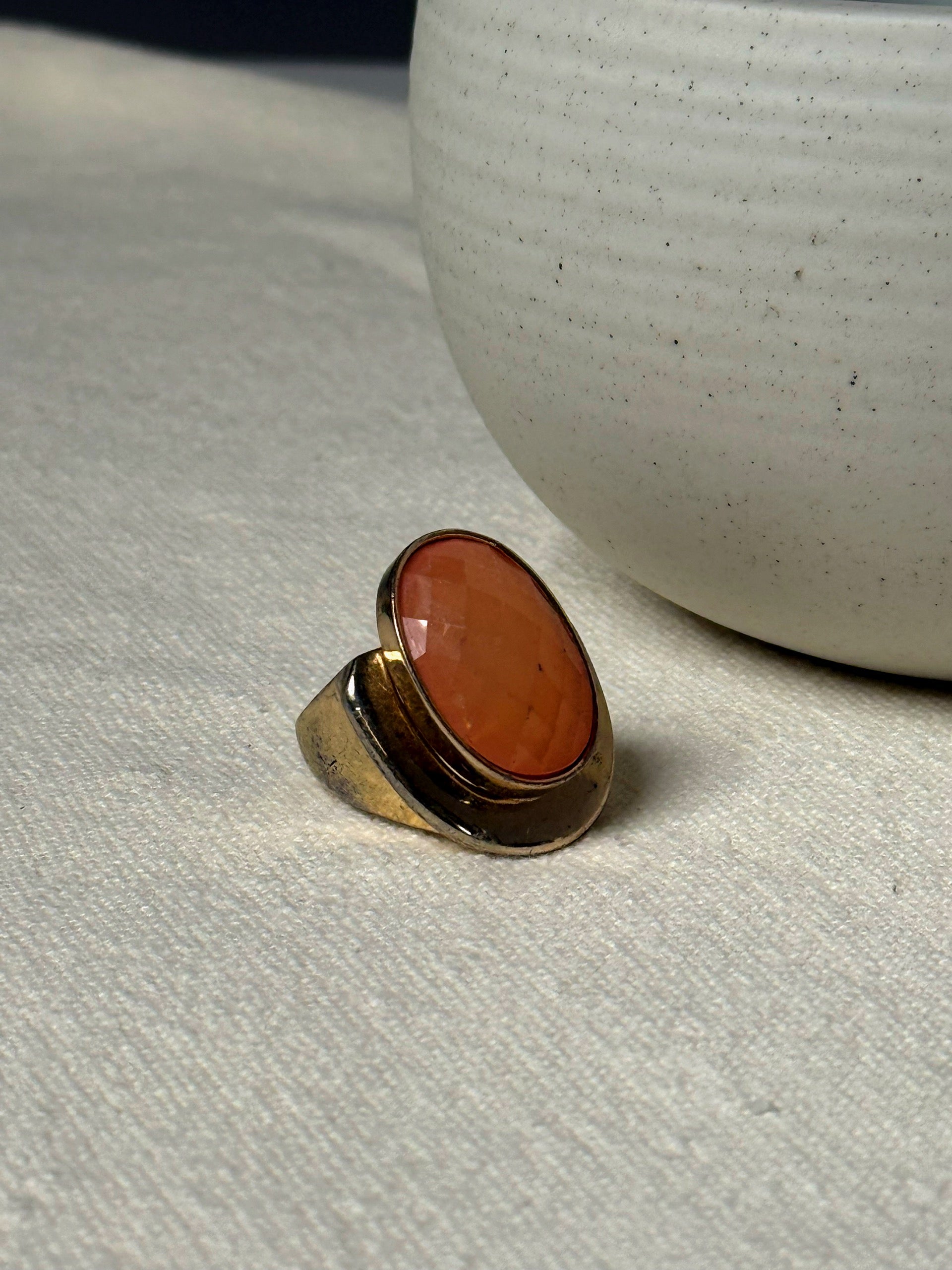 Bague oversized dorée pierre nude vintage