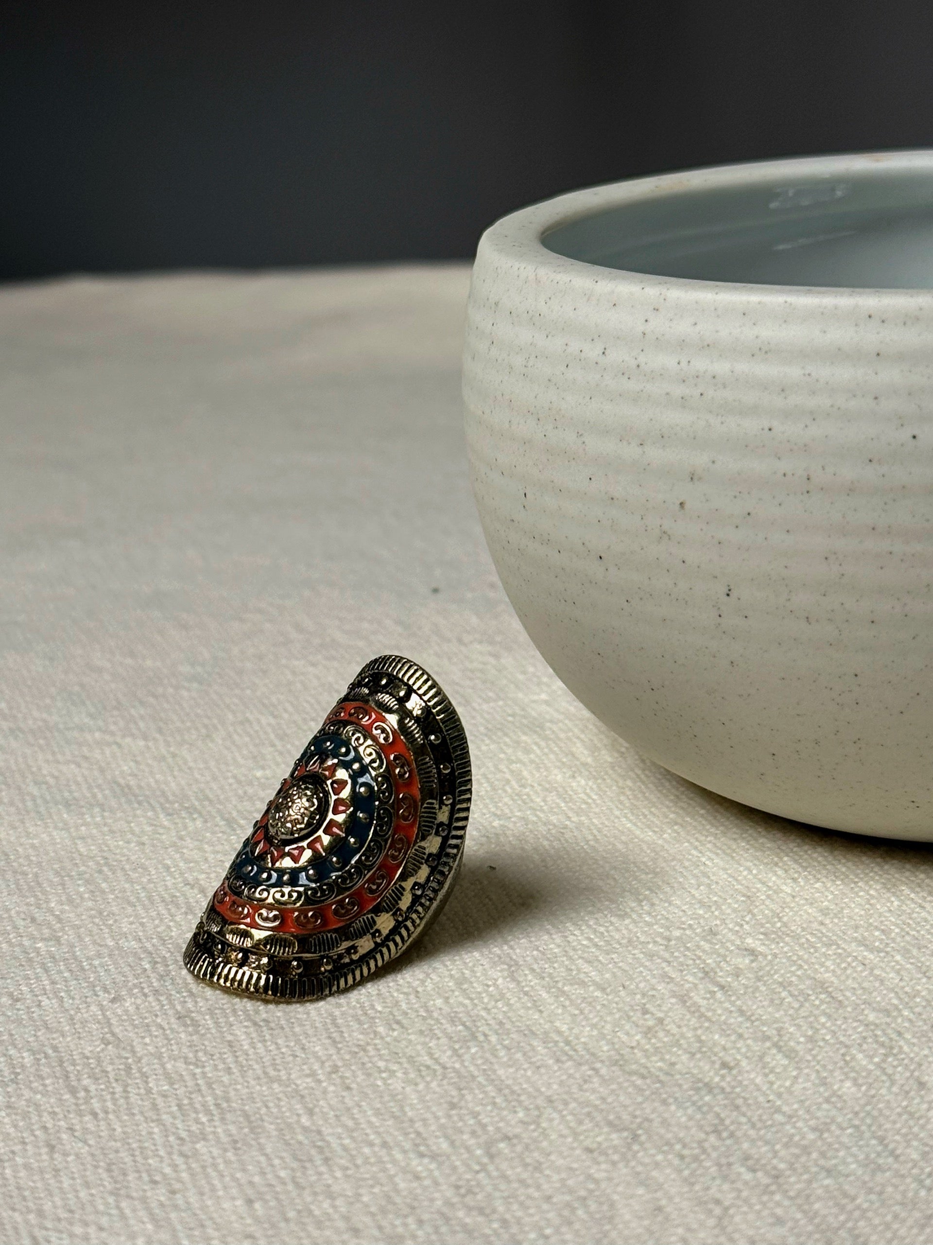 Bague oversized dorée gravée vintage