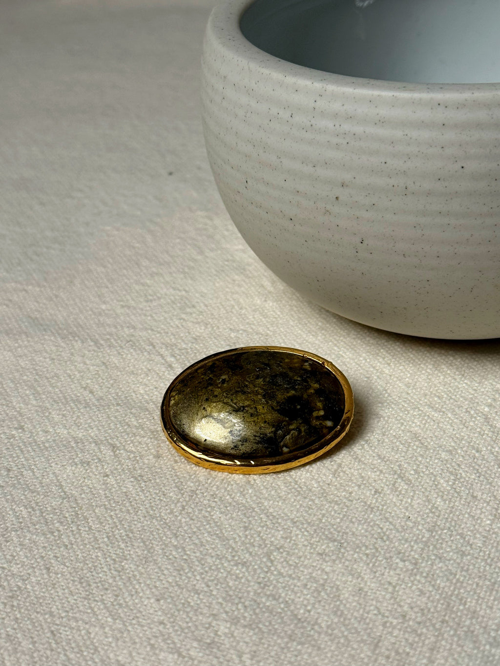 Broche ovale dorée avec pierre kaki vintage