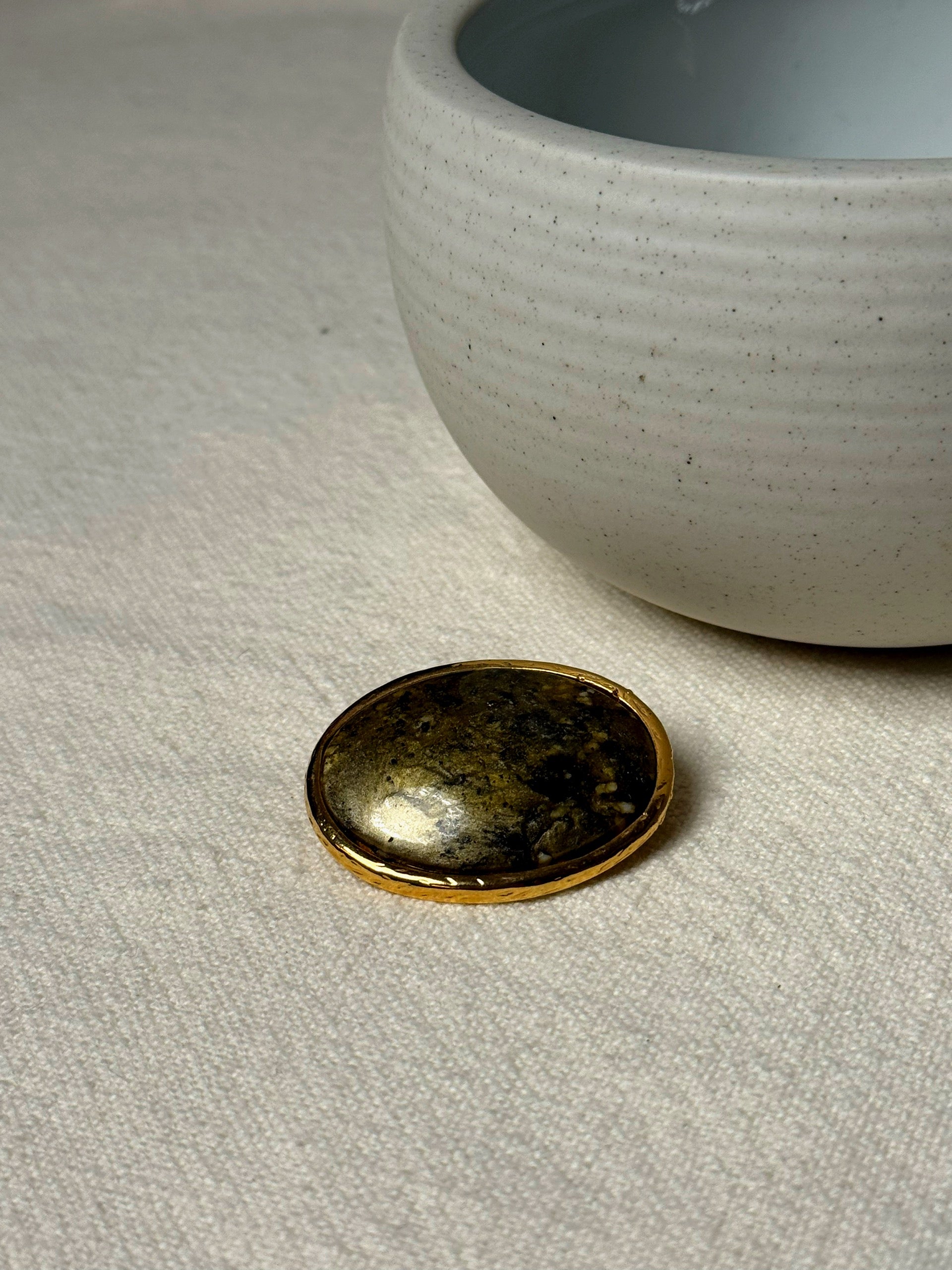 Broche ovale dorée avec pierre kaki vintage