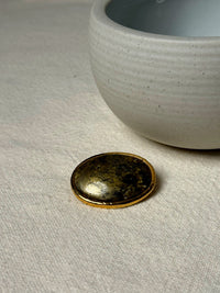 Broche ovale dorée avec pierre kaki vintage
