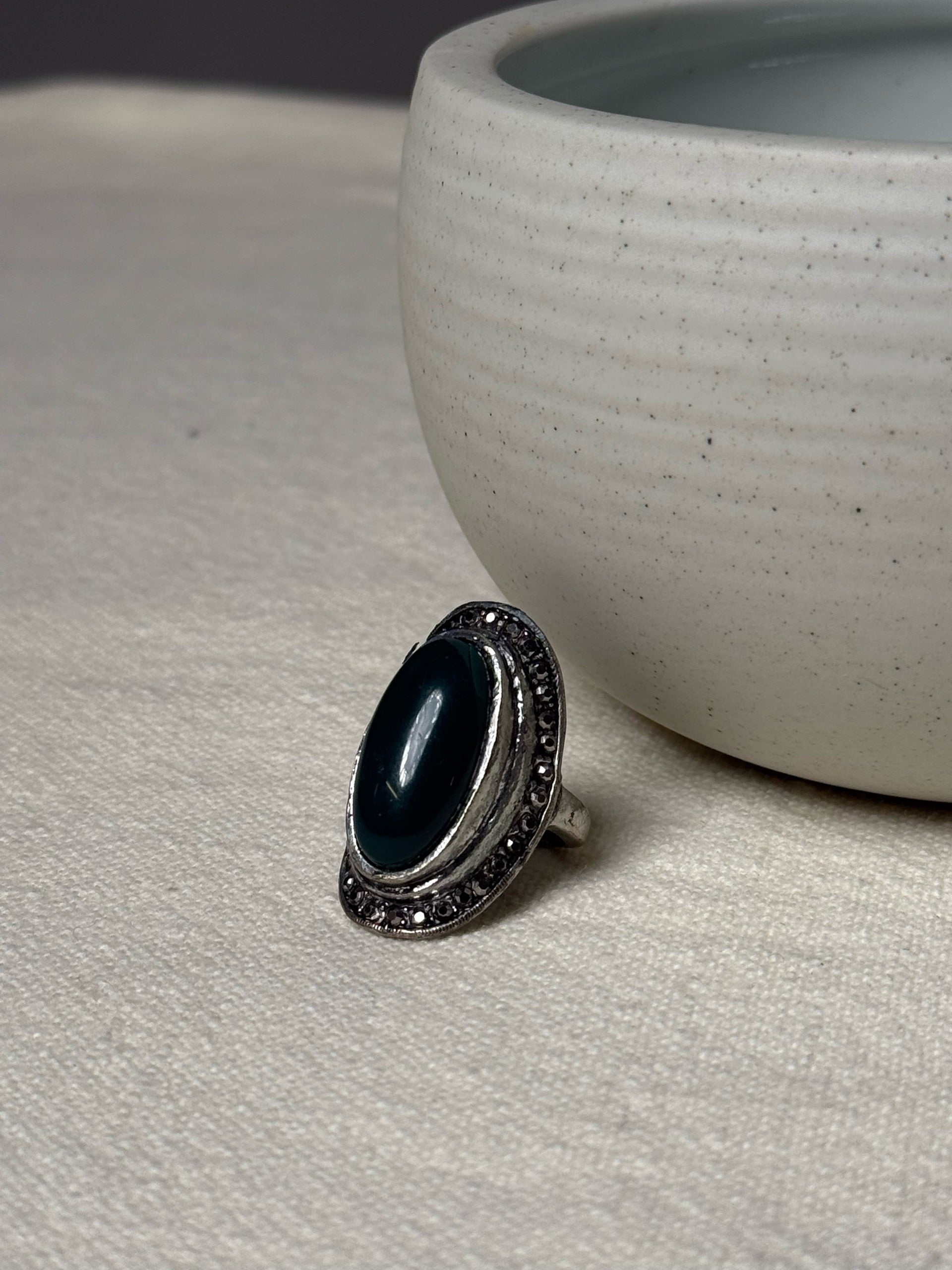 Bague argentée oversized pierre verte vintage