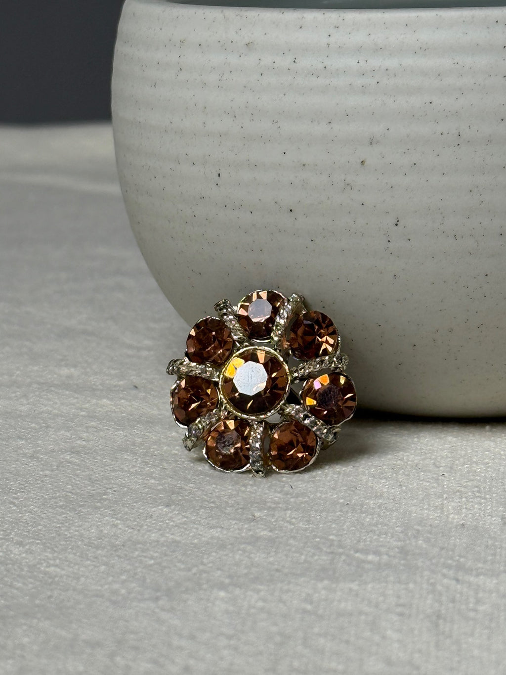 Broschen mit orangefarbenen Vintage-Steinen