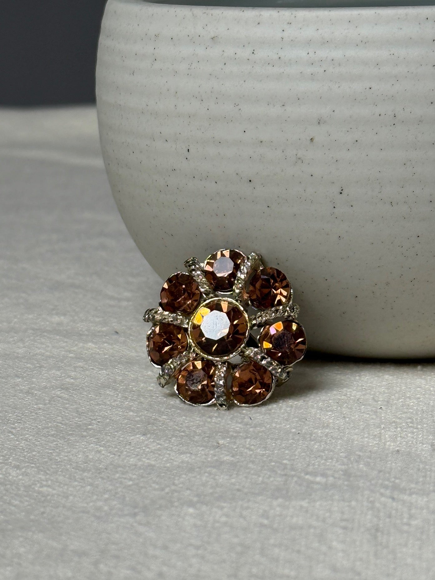 Broschen mit orangefarbenen Vintage-Steinen
