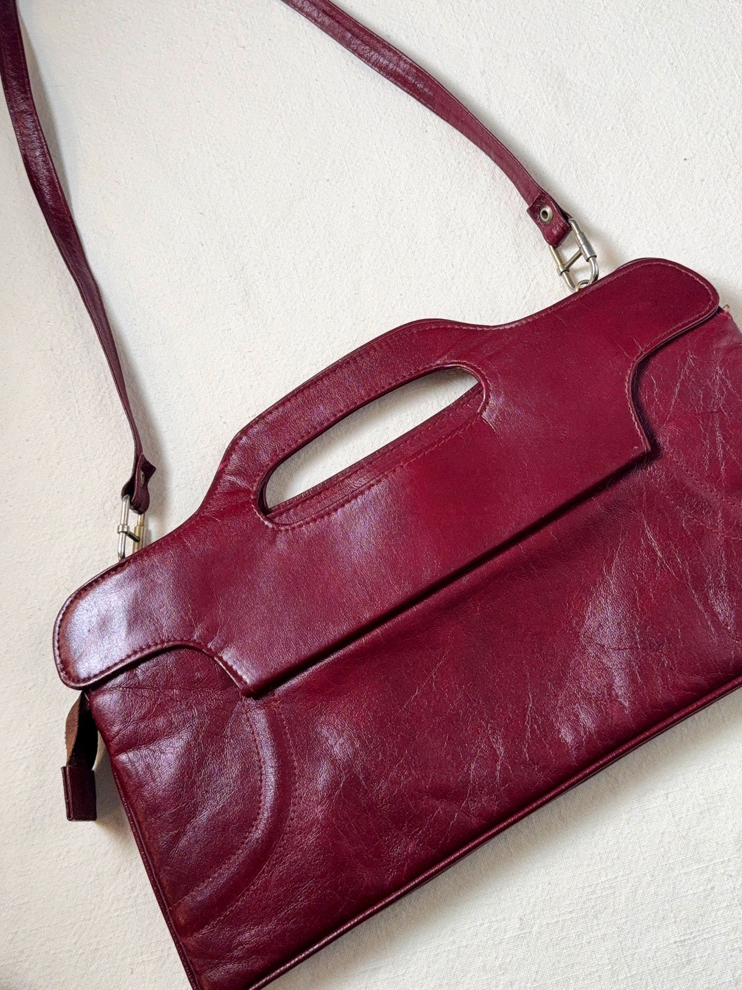 Sac moyen en cuir bordeaux avec poignées vintage