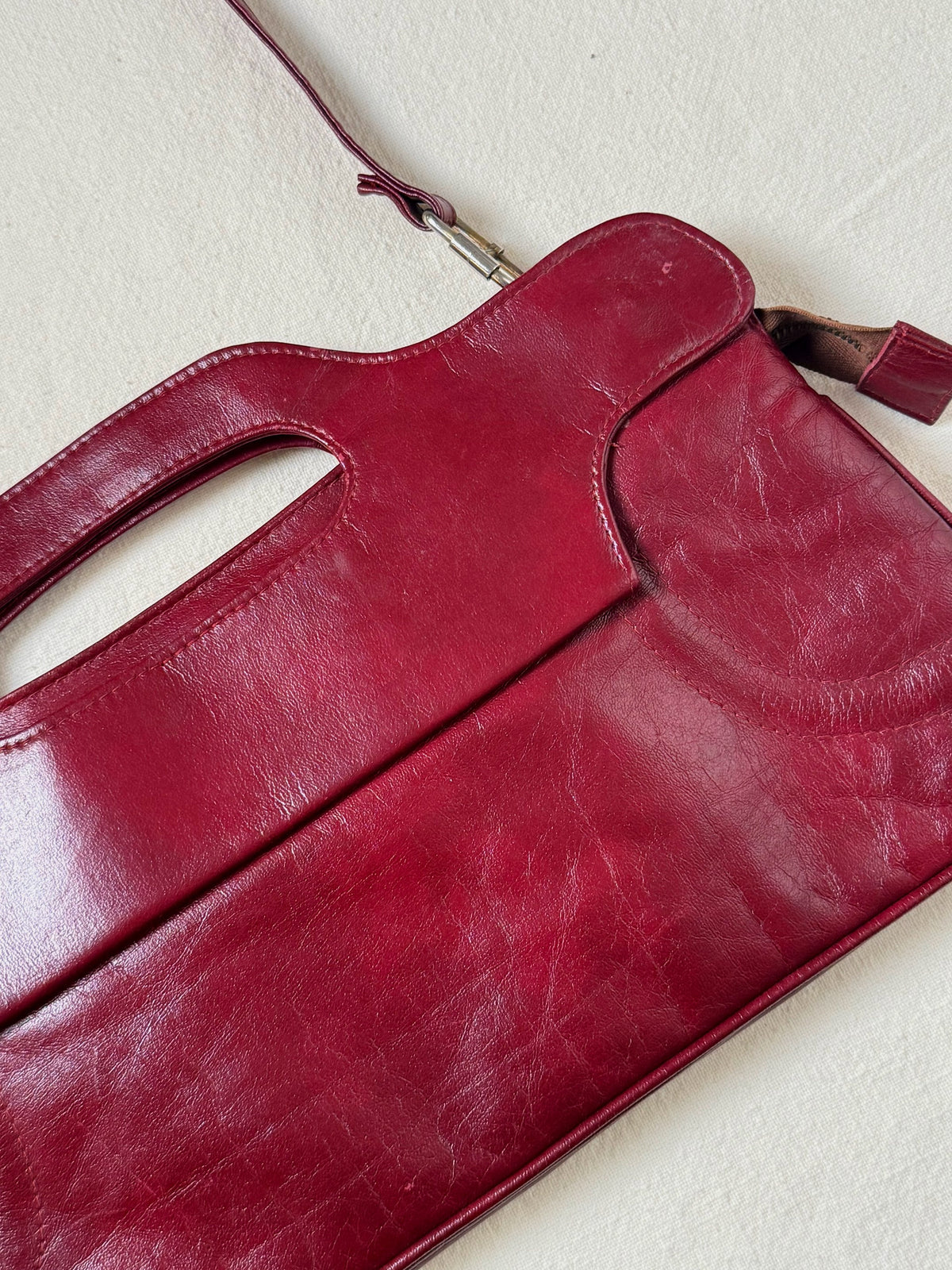 Sac moyen en cuir bordeaux avec poignées vintage
