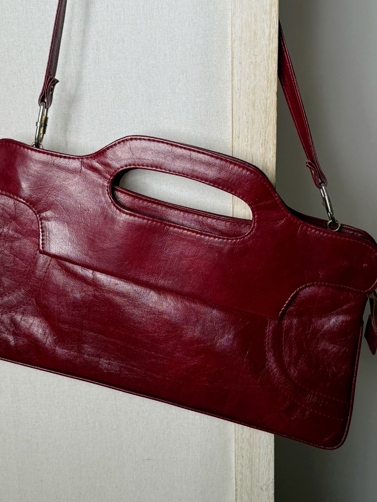 Sac moyen en cuir bordeaux avec poignées vintage