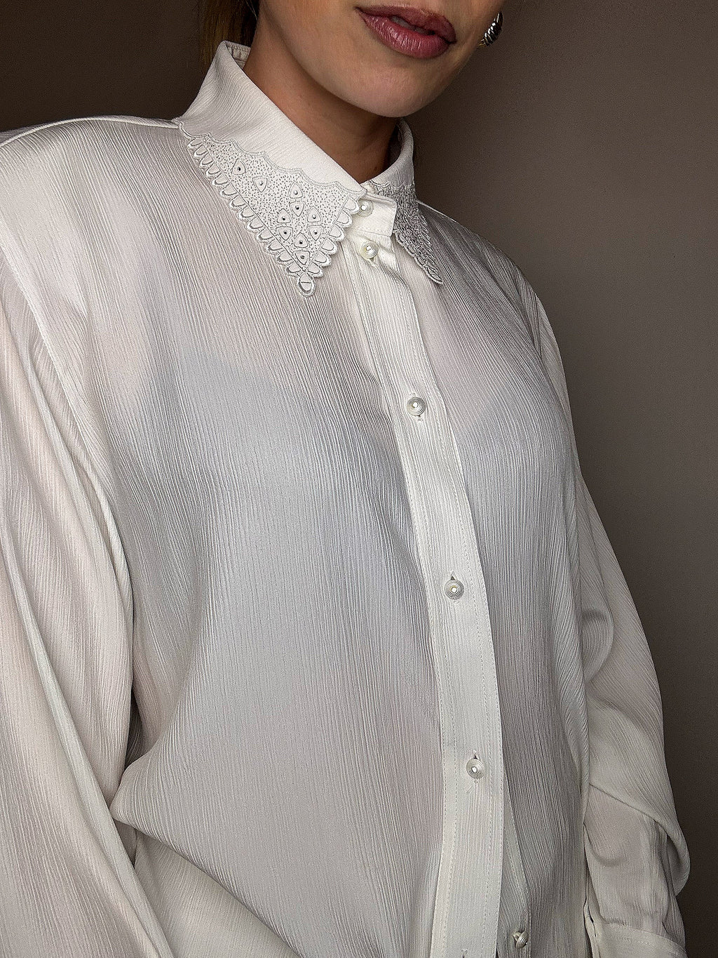 White L vintage detailed shirt