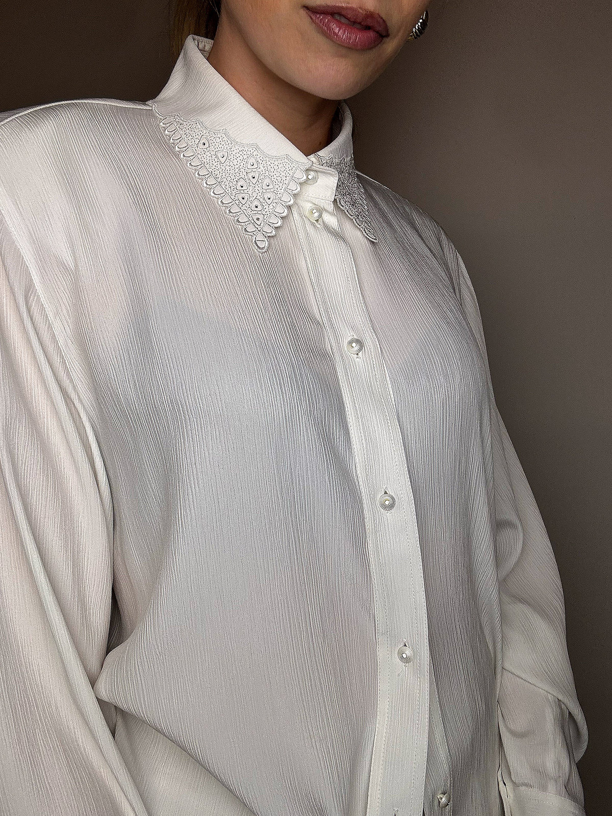 White L vintage detailed shirt