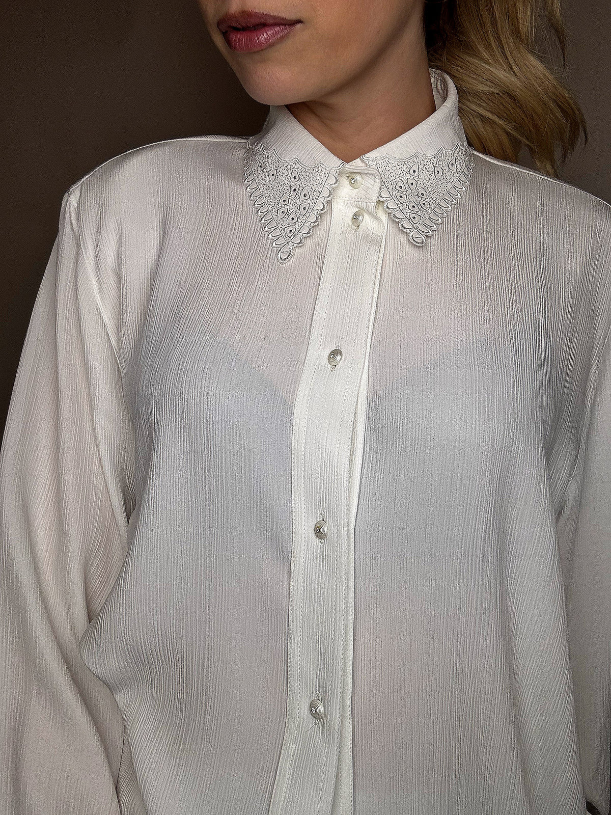 White L vintage detailed shirt