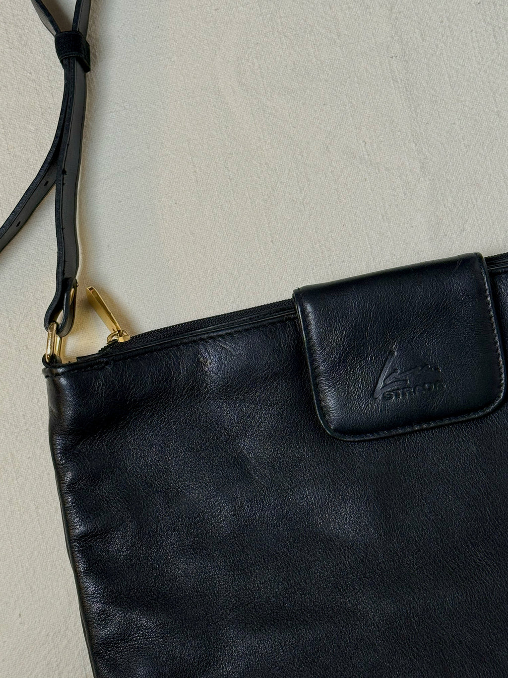 Sac moyen en cuir noir vintage