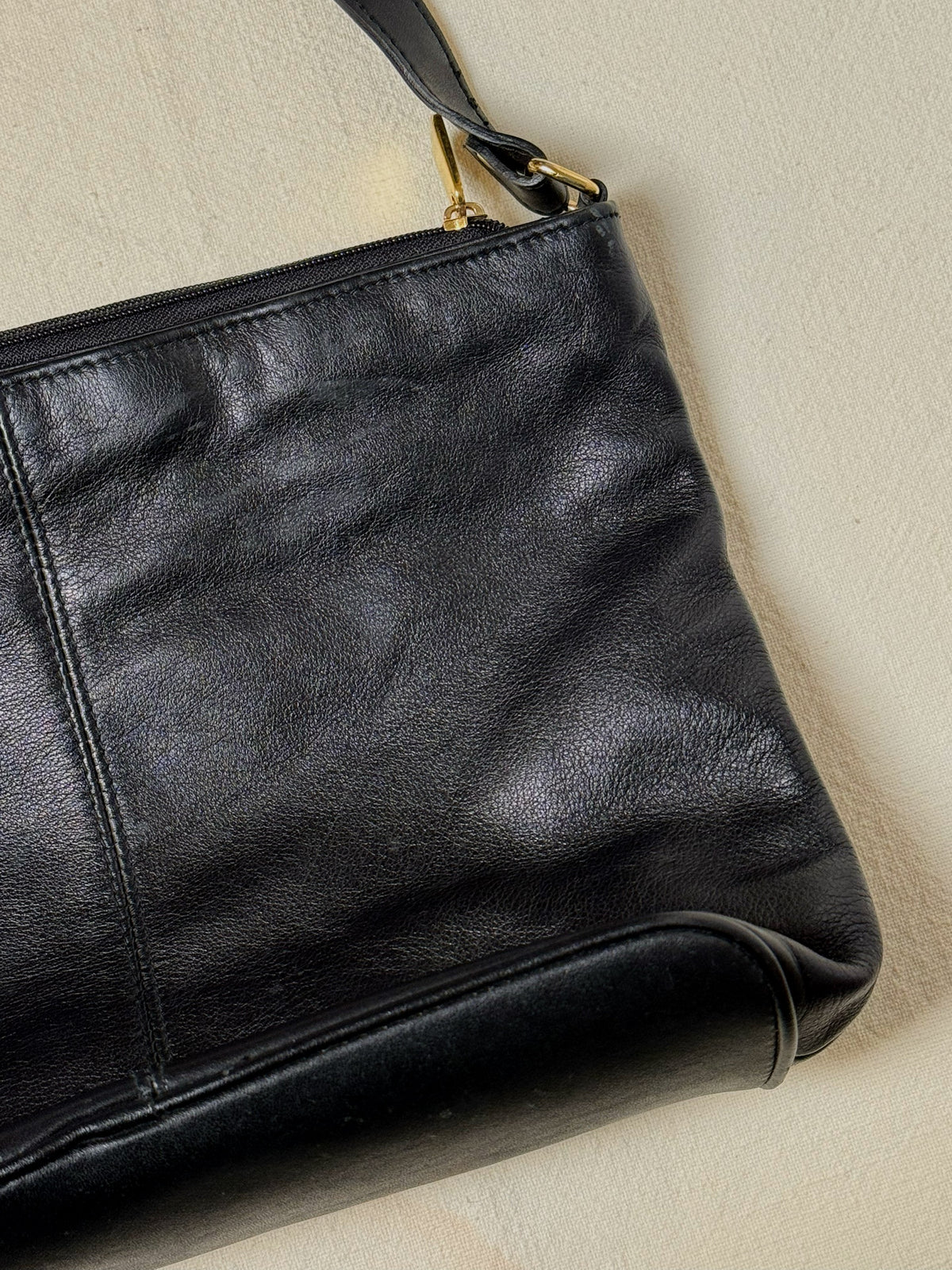 Sac moyen en cuir noir vintage