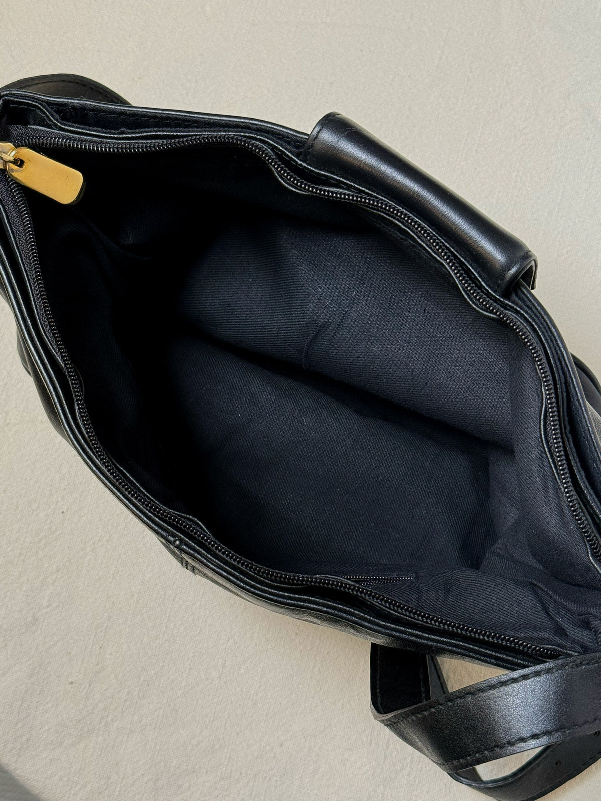 Sac moyen en cuir noir vintage