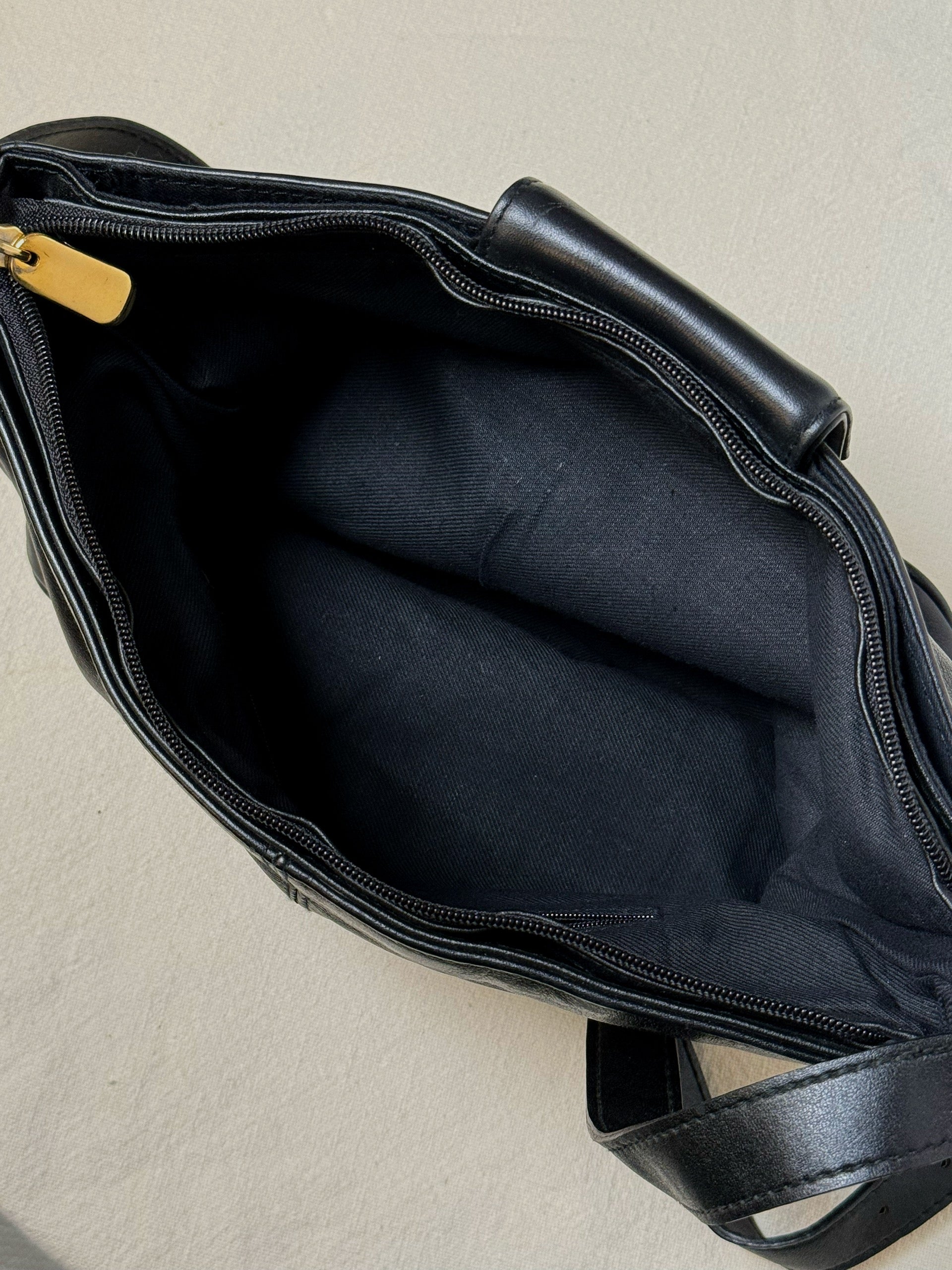Sac moyen en cuir noir vintage