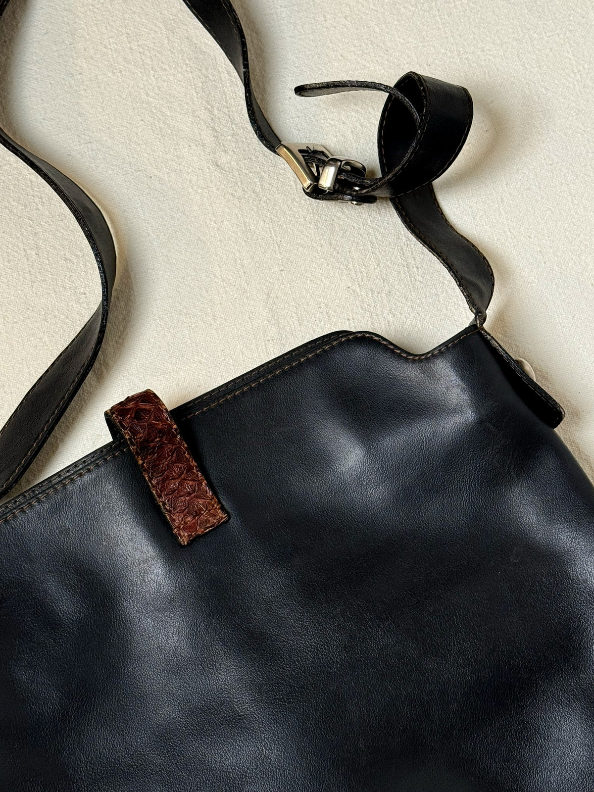 Sac moyen noir en cuir vintage