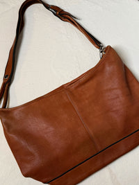 Mittlere Tasche aus weichem Vintage-Kamelleder