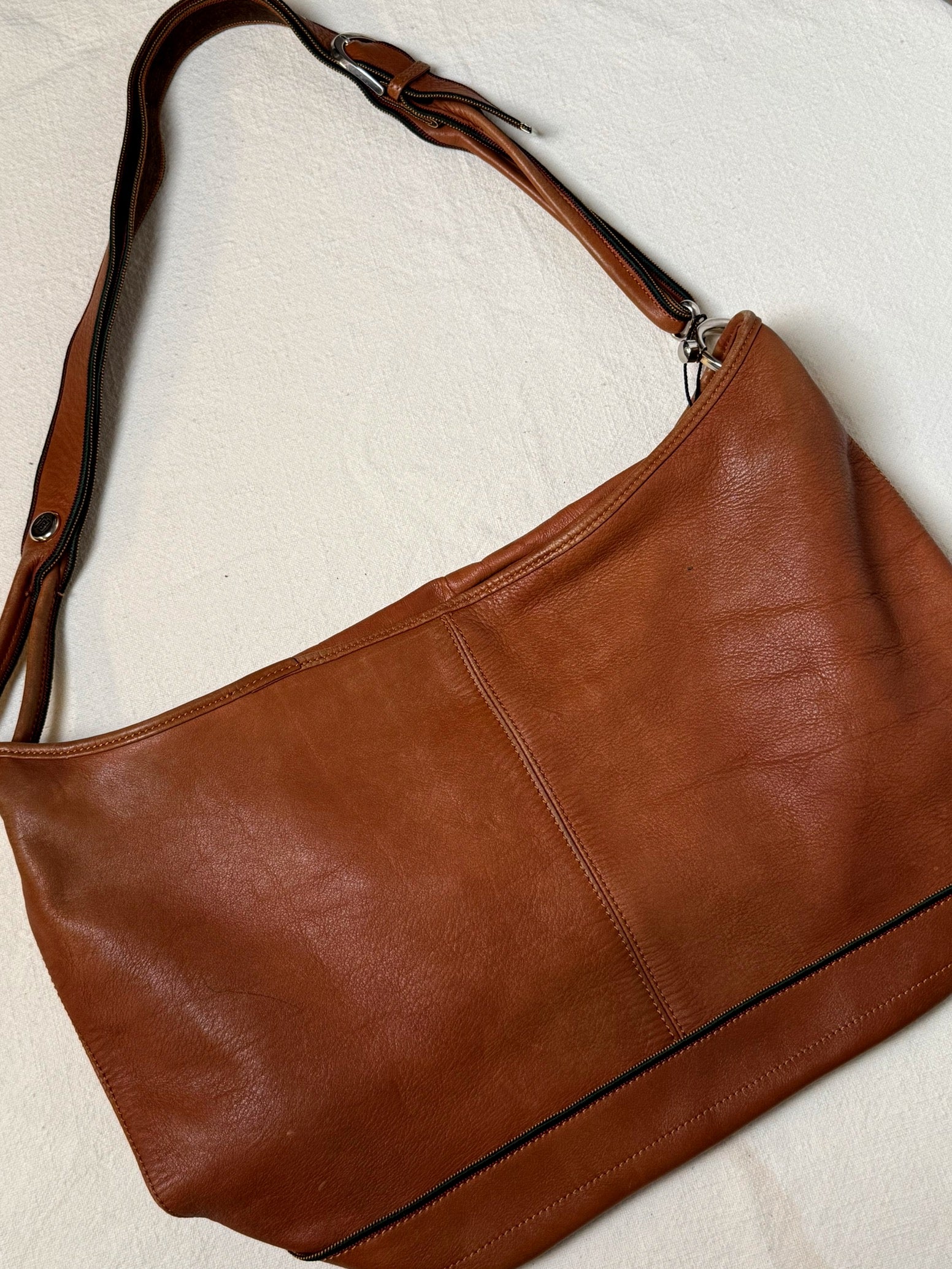 Mittlere Tasche aus weichem Vintage-Kamelleder