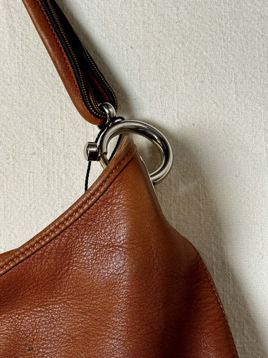 Mittlere Tasche aus weichem Vintage-Kamelleder