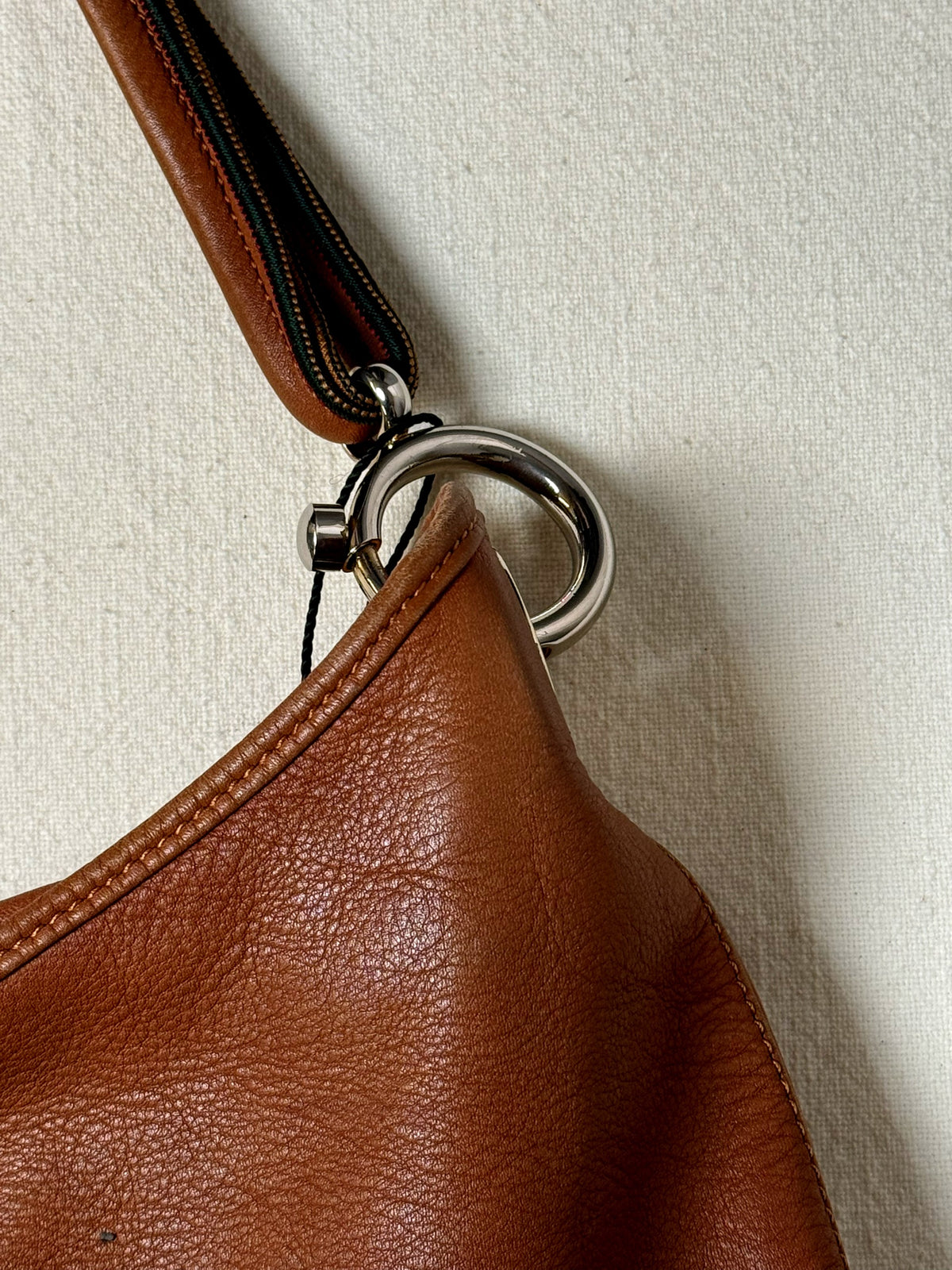 Mittlere Tasche aus weichem Vintage-Kamelleder