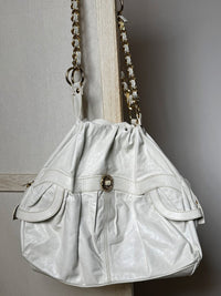 Sac moyen cuir blanc souple avec chaine vintage