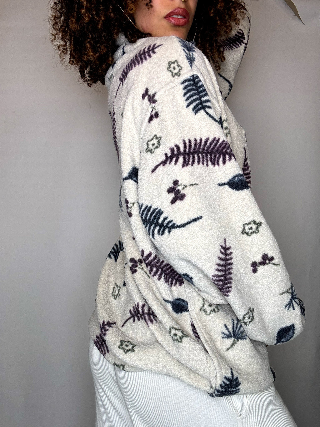 Beigefarbenes Fleece mit Vintage-Print, Größe M