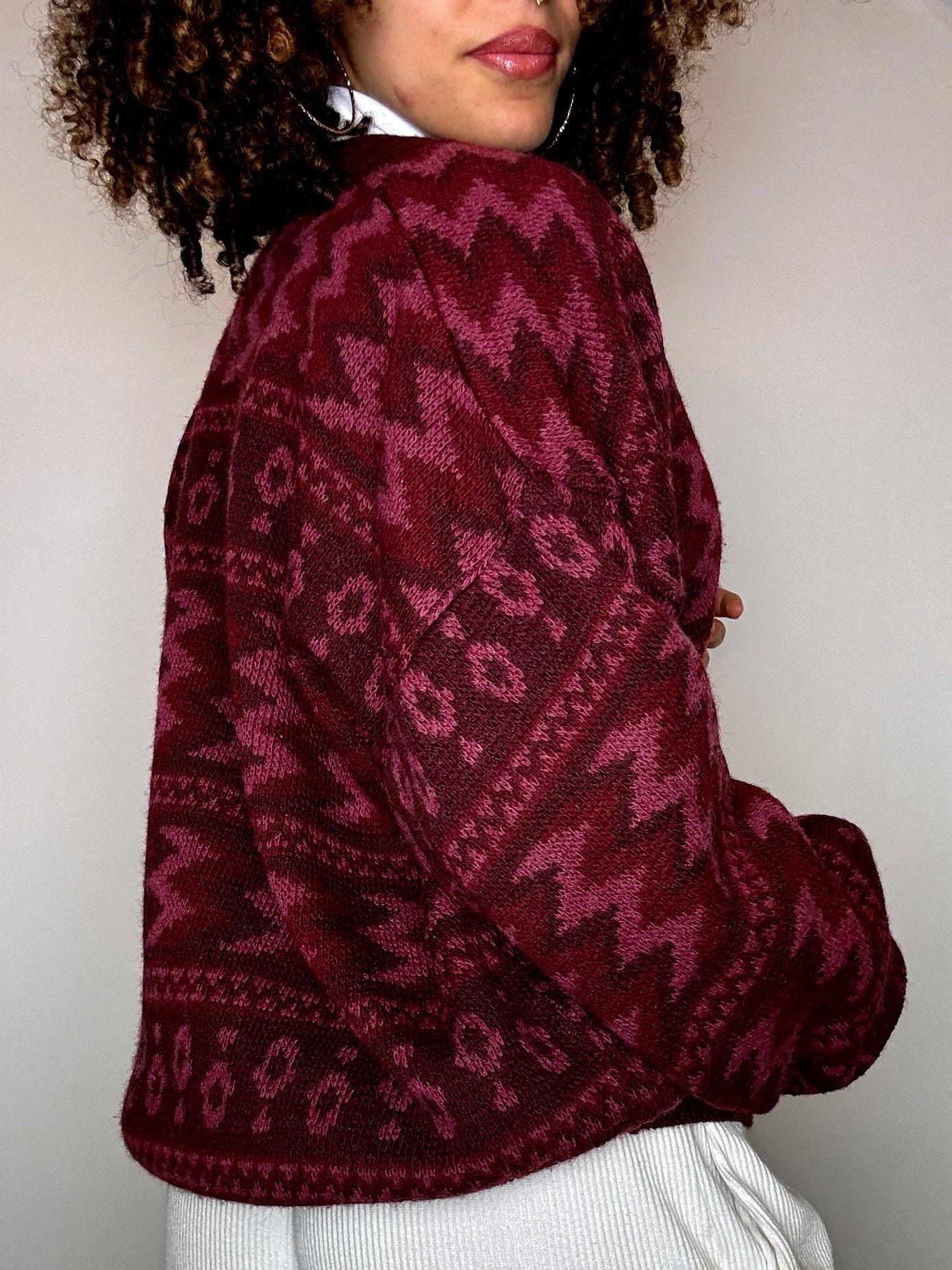 Cardigan bordeaux à motif M vintage