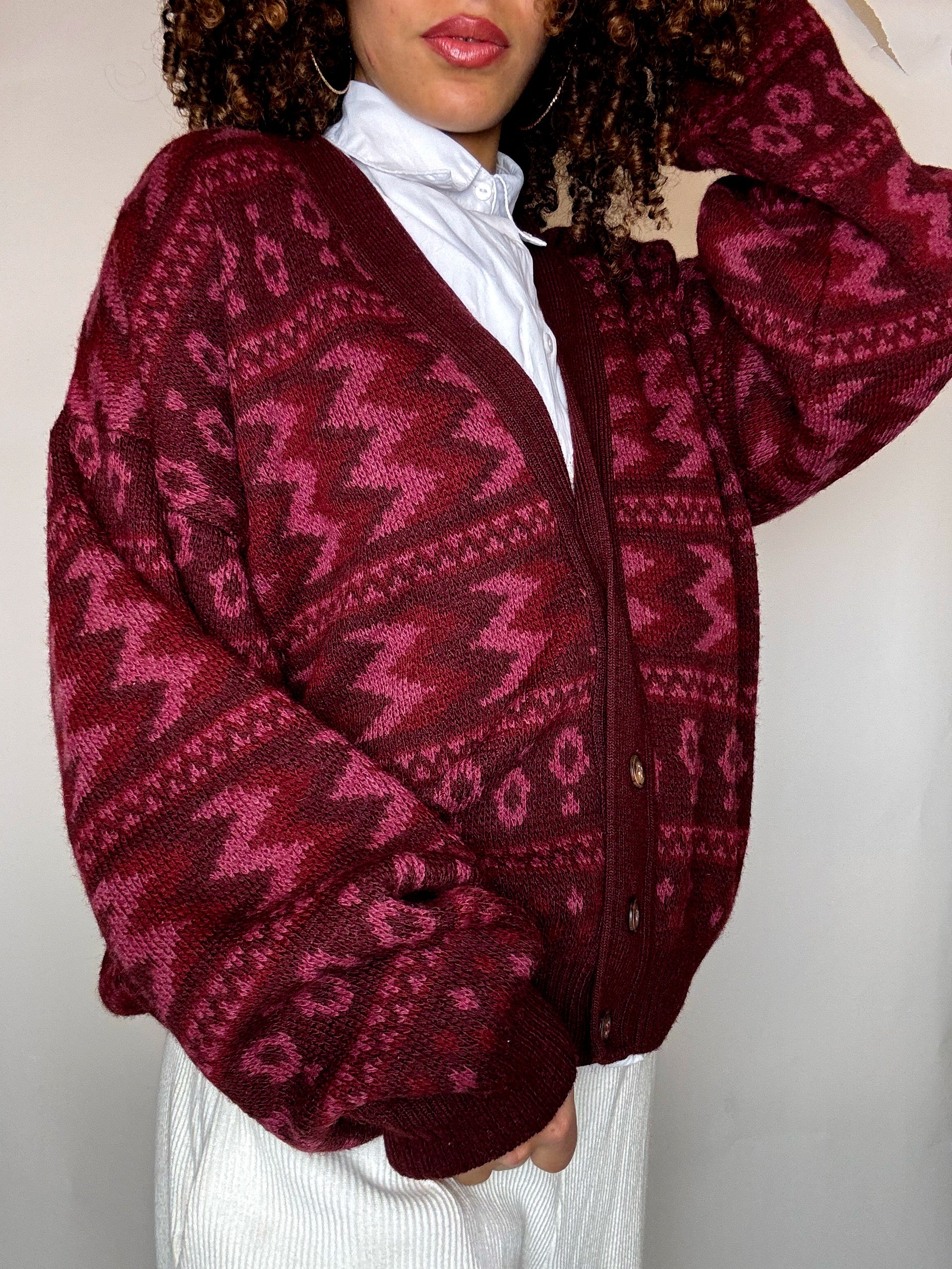 Cardigan bordeaux à motif M vintage