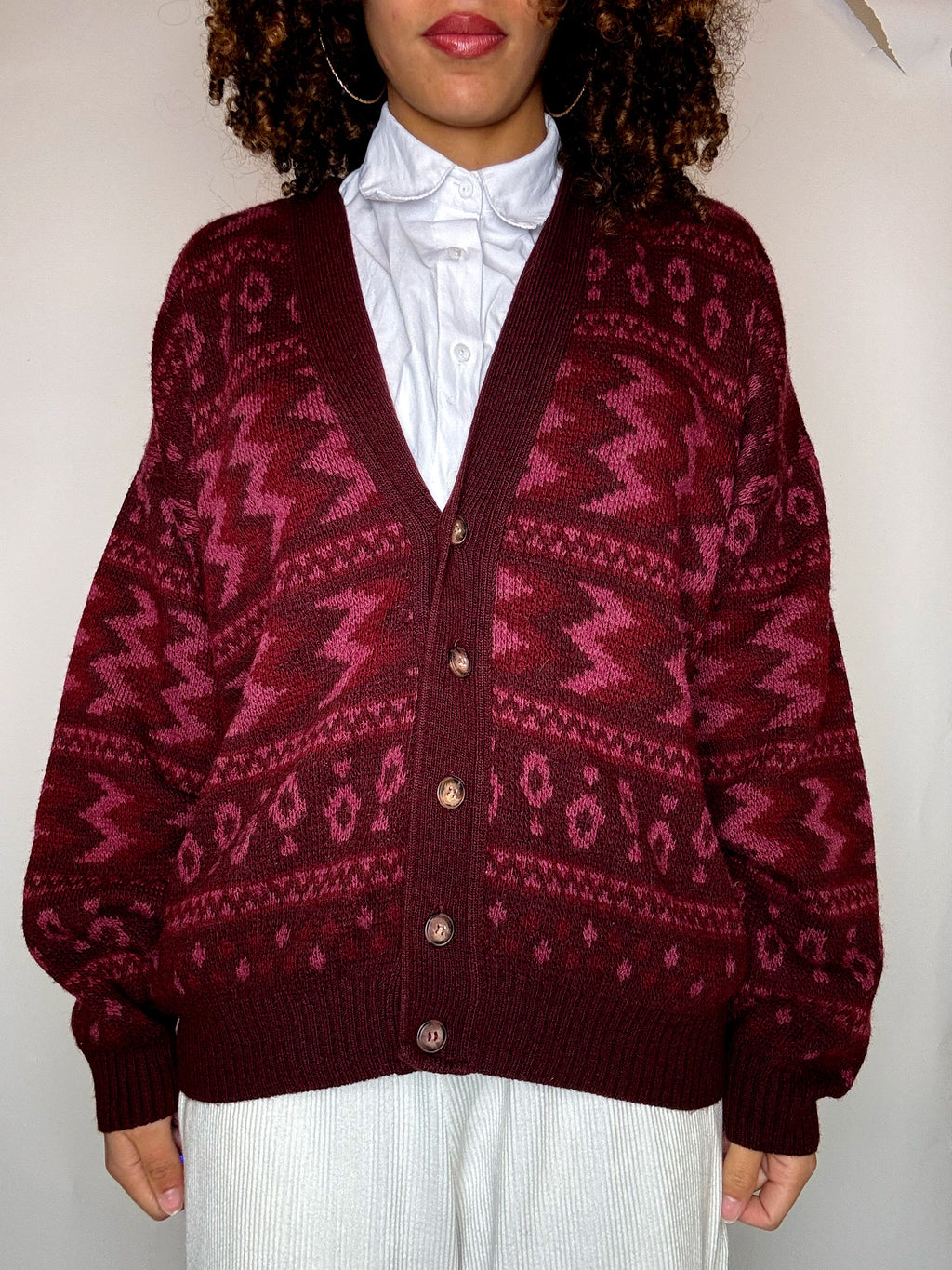 Cardigan bordeaux à motif M vintage