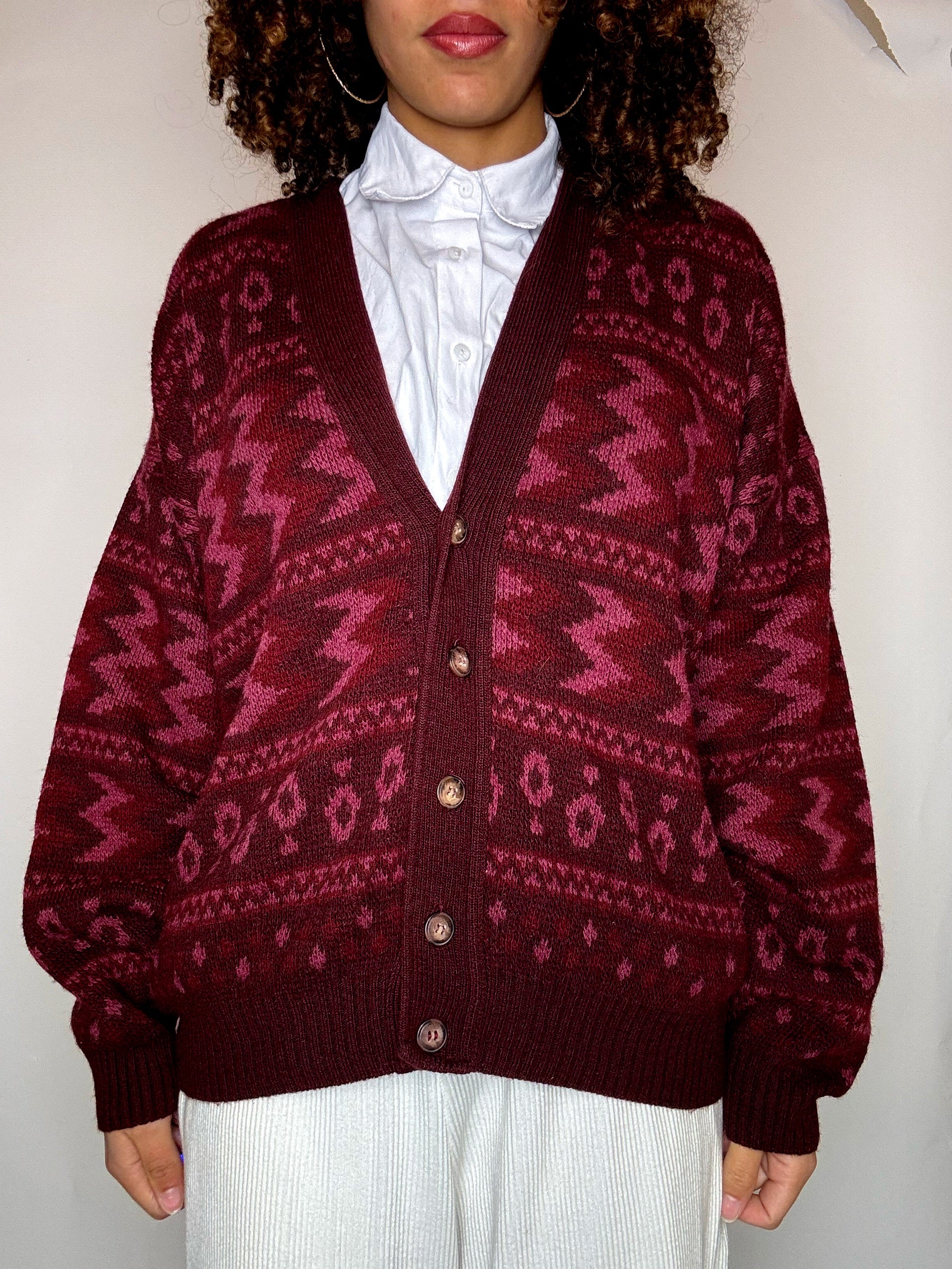 Cardigan bordeaux à motif M vintage