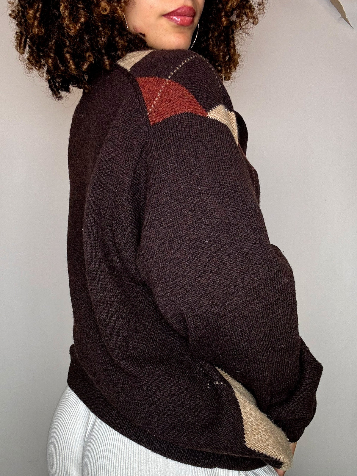 Pull en maille brun a motif argyle M vintage