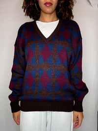 Vintage V-neck sweater with M pattern
