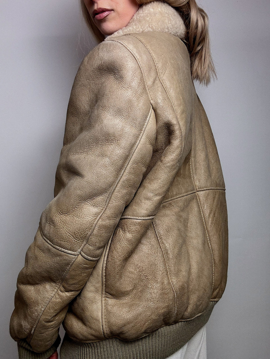 Beigefarbene Vintage-Lammfelljacke L/XL