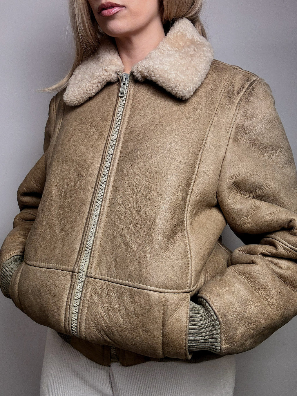 Beigefarbene Vintage-Lammfelljacke L/XL