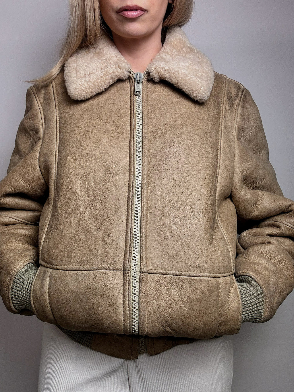 Beigefarbene Vintage-Lammfelljacke L/XL