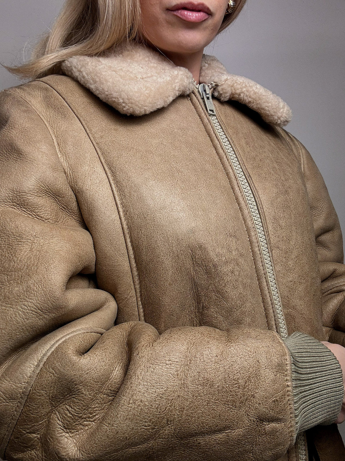 Beigefarbene Vintage-Lammfelljacke L/XL