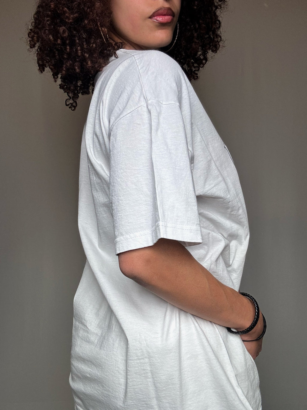 Weißes T-Shirt mit L-Vintage-Aufdruck