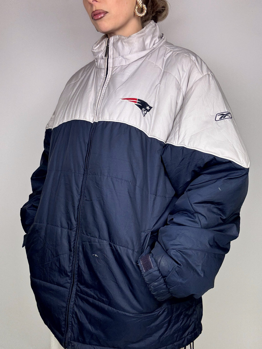 NFL + REEBOK M Vintage-Daunenjacke in Übergröße in Grau und Marineblau
