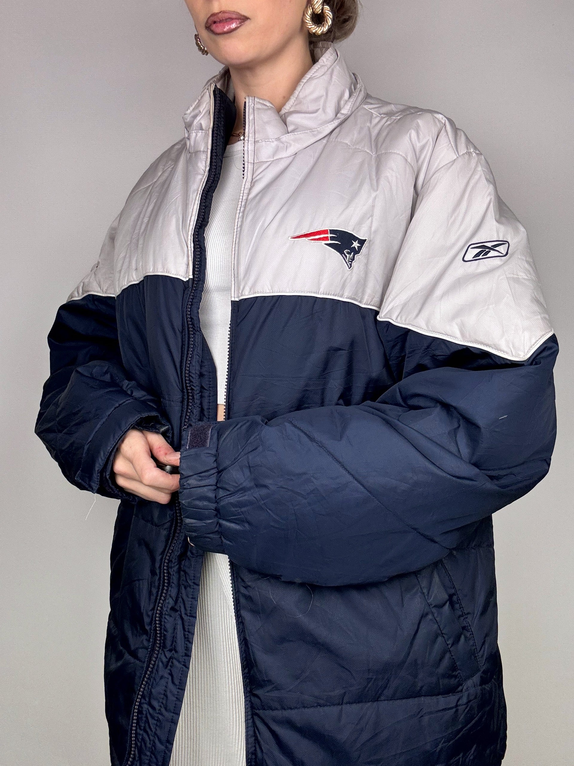 NFL + REEBOK M Vintage-Daunenjacke in Übergröße in Grau und Marineblau