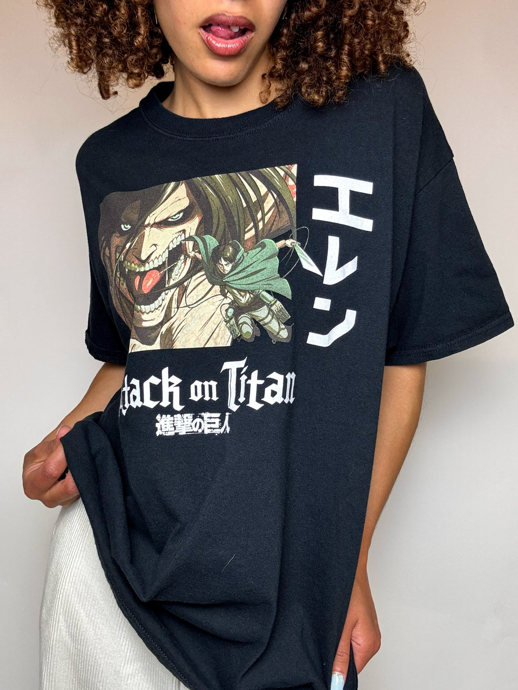 Attack on Titan L Vintage schwarzes T-Shirt
