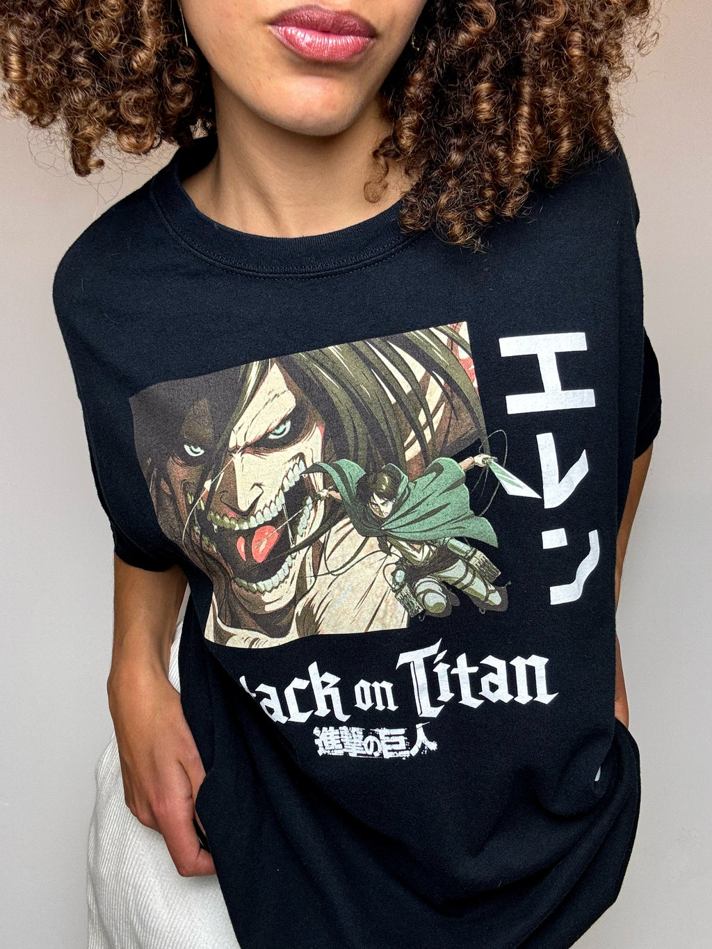 Attack on Titan L Vintage schwarzes T-Shirt