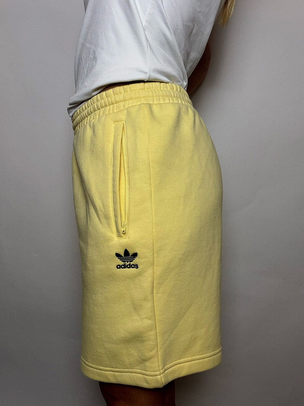 ADIDAS L vintage yellow fleece shorts
