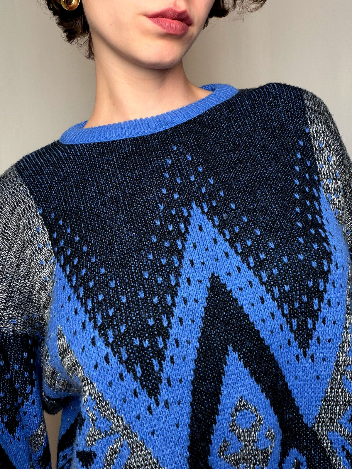 Pull à motifs noir et bleu L vintage
