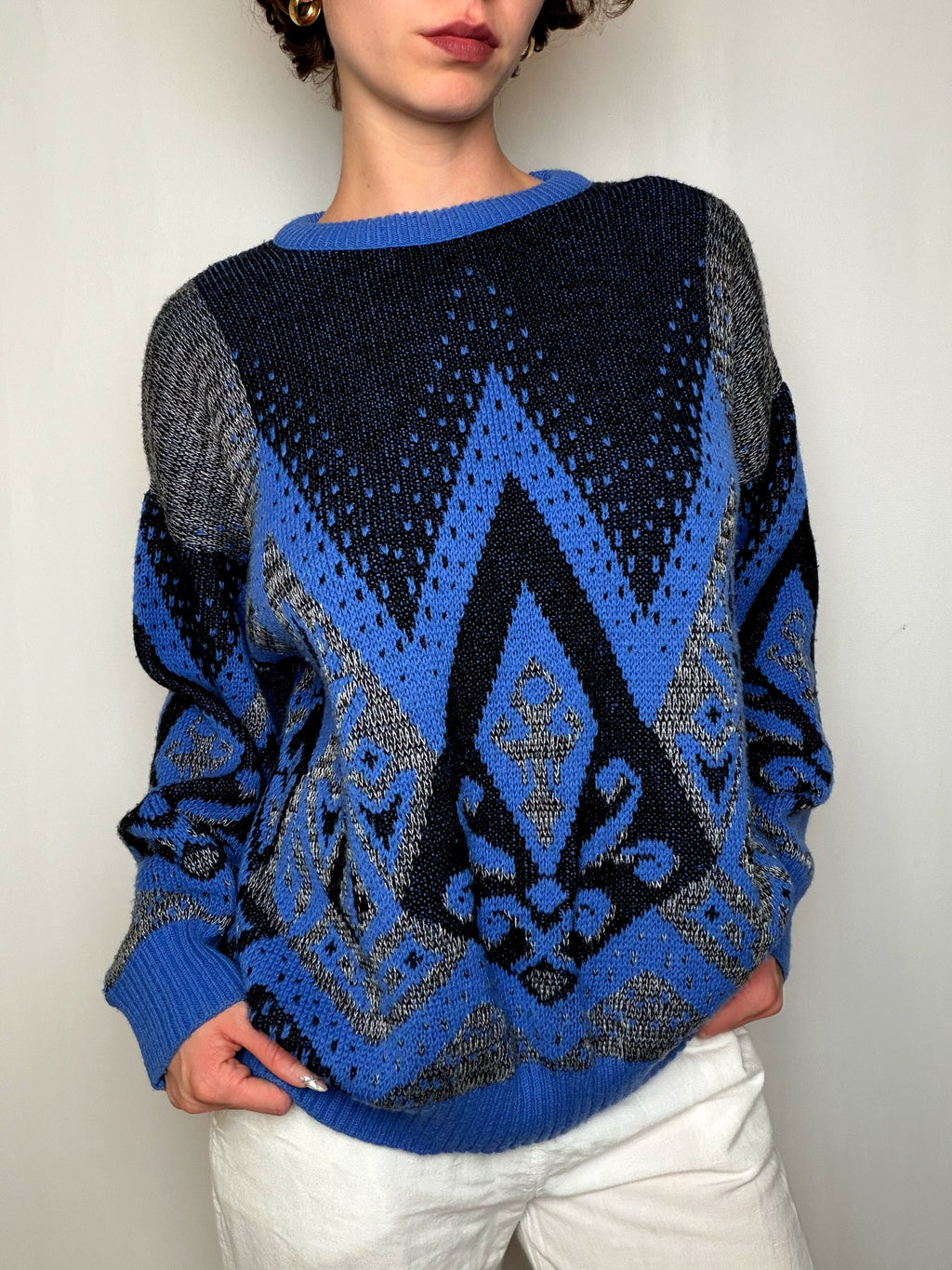 Pull à motifs noir et bleu L vintage
