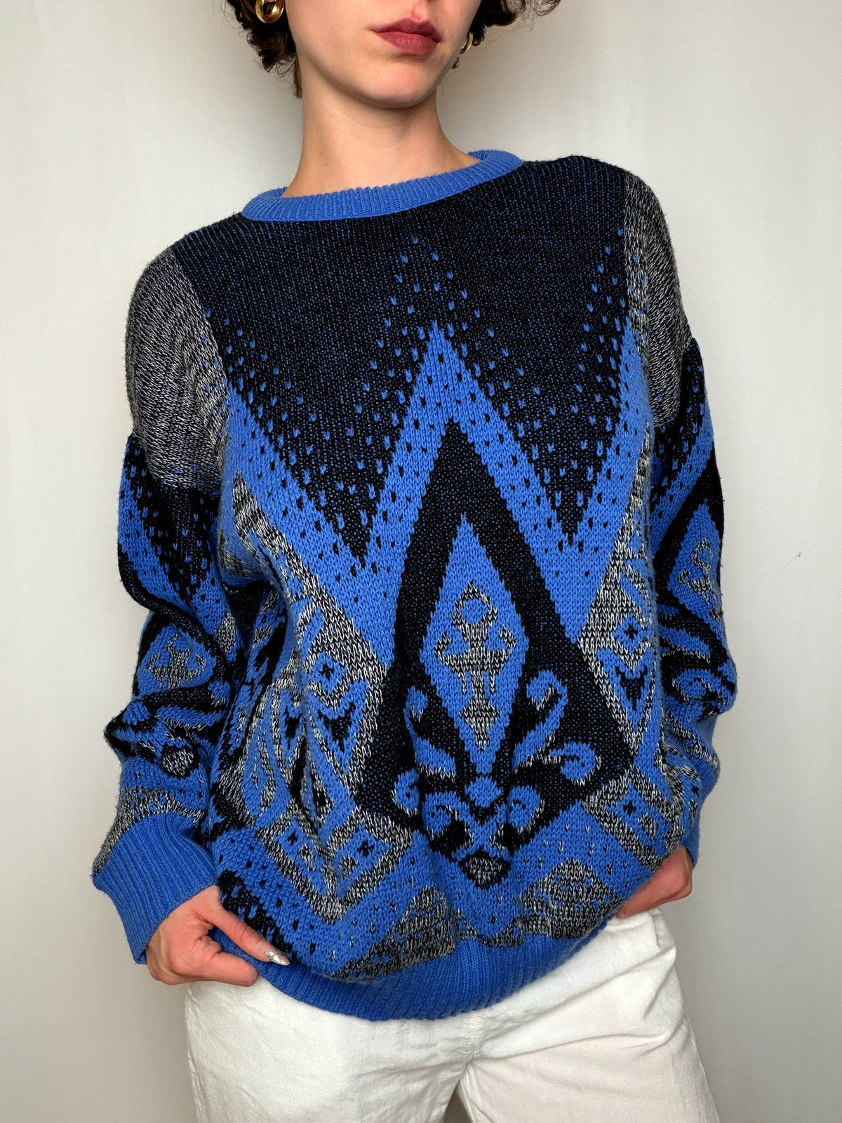 Pull à motifs noir et bleu L vintage