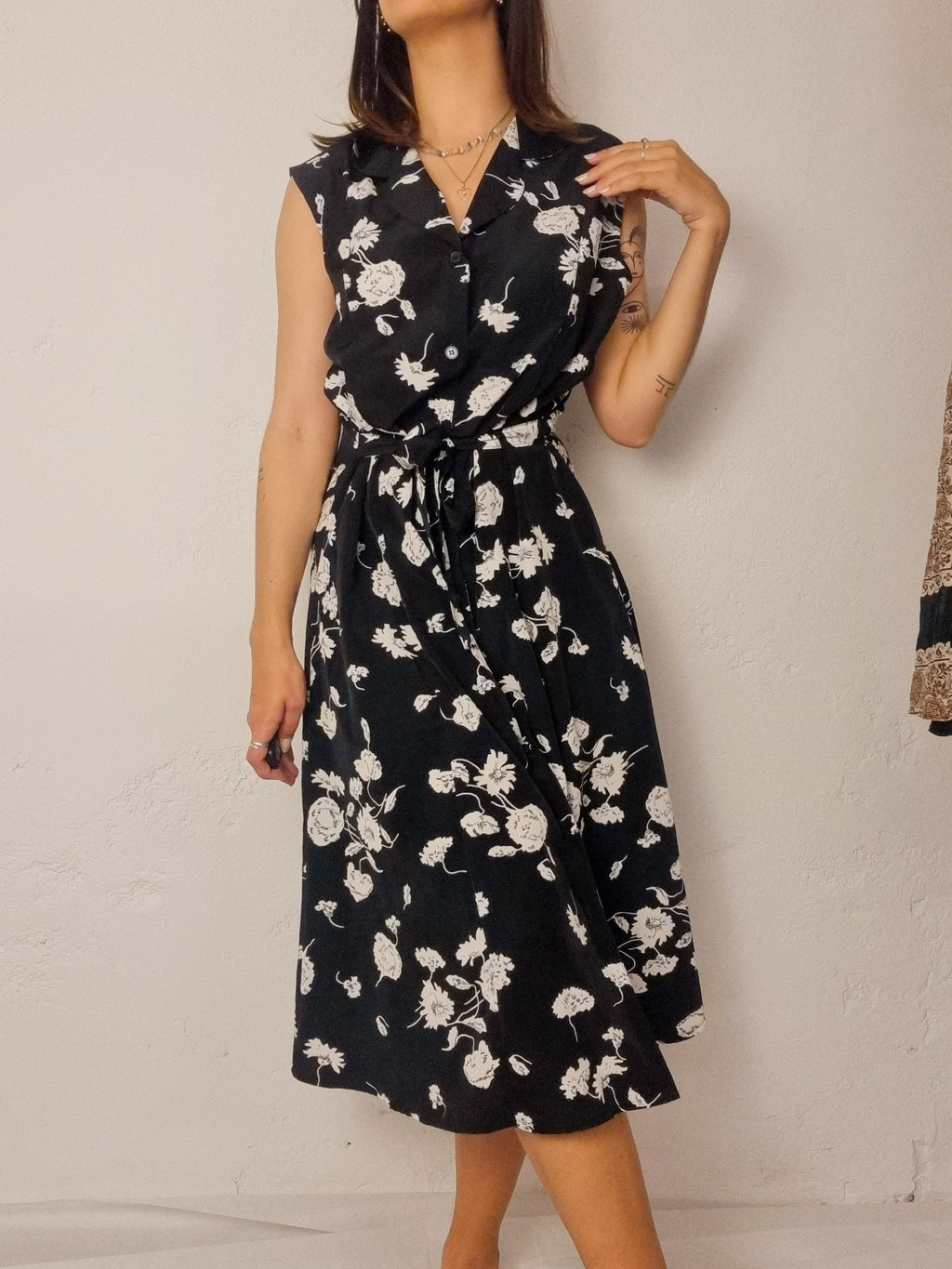 Vintage schwarz-weißes Blumenkleid