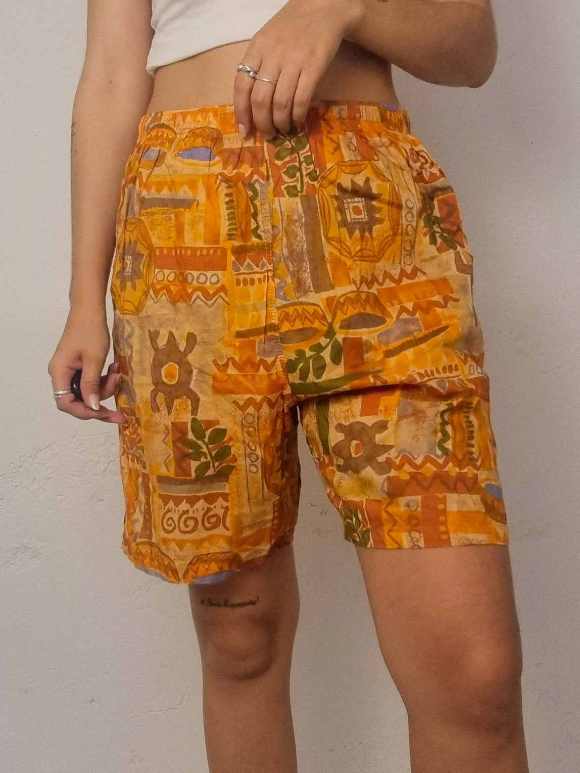 Short vintage orange  à motifs L