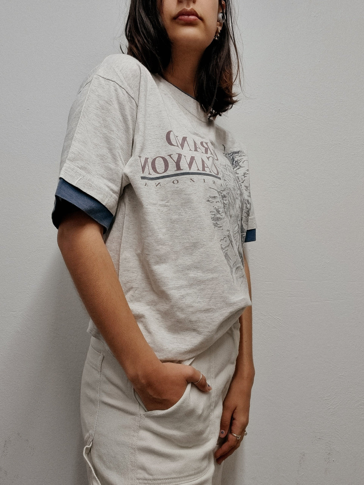 Vintage hellgraues und lila T-Shirt M