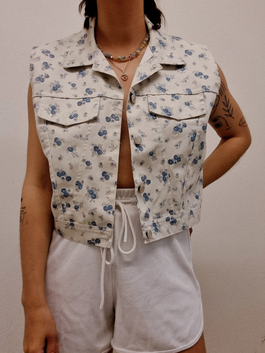 Gilet en jeans vintage sans manches blanc à fleurs S