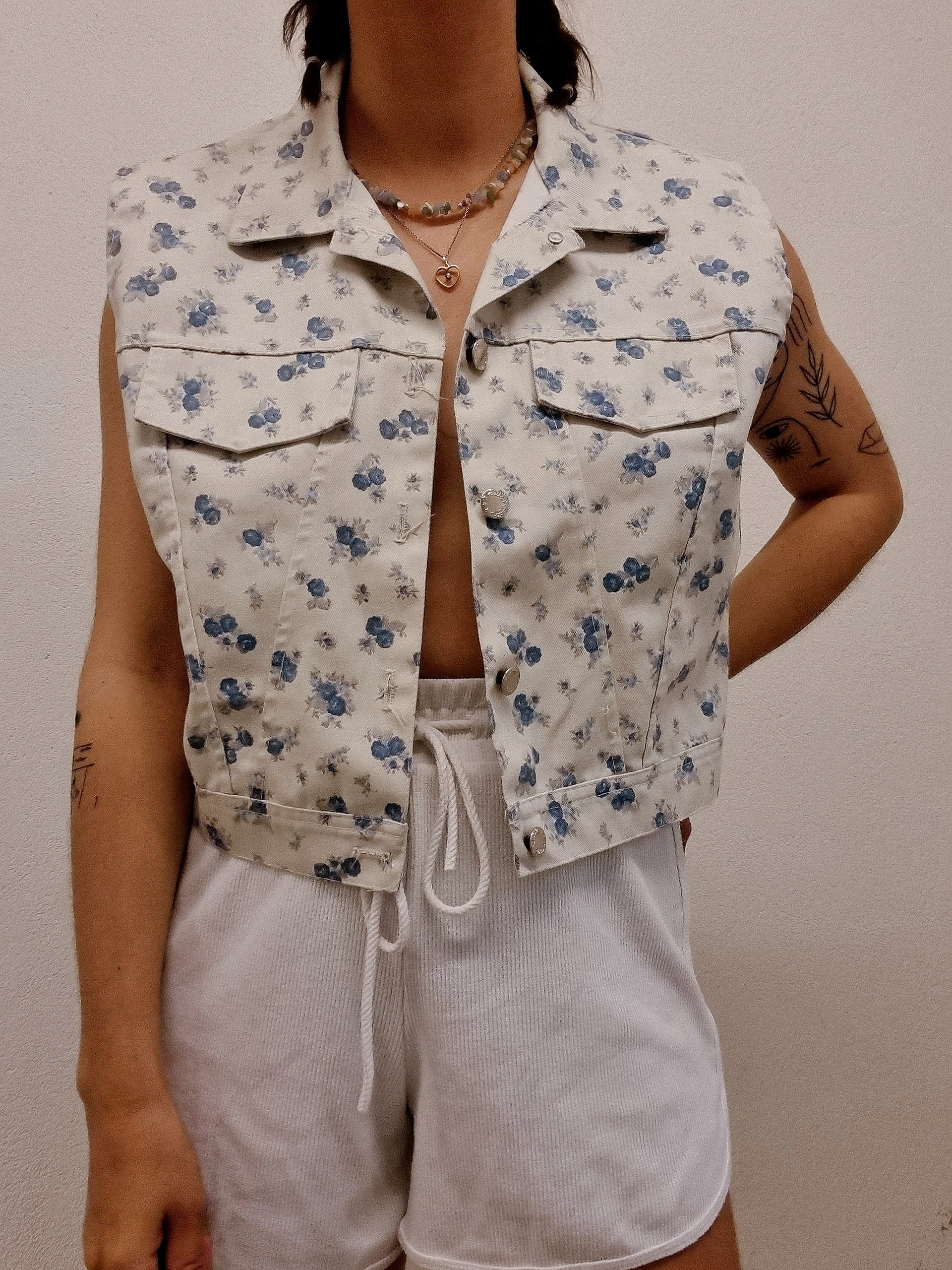 Gilet en jeans vintage sans manches blanc à fleurs S