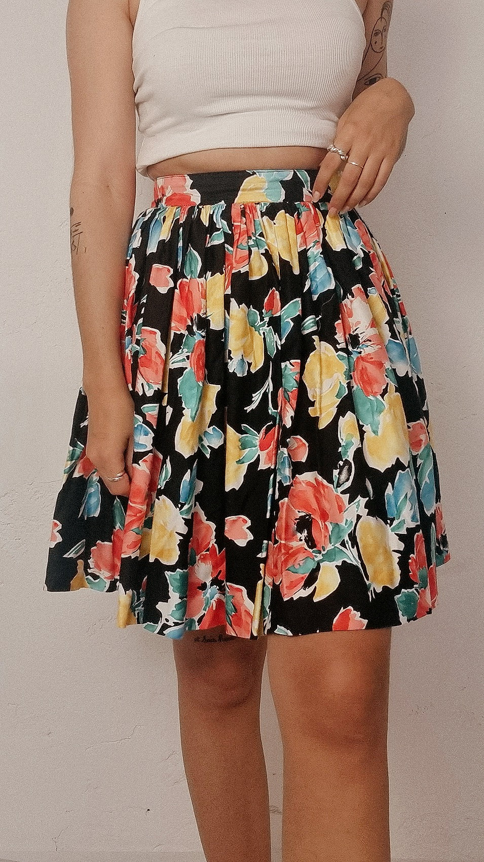 Jupe courte vintage noire à fleurs colorées XS